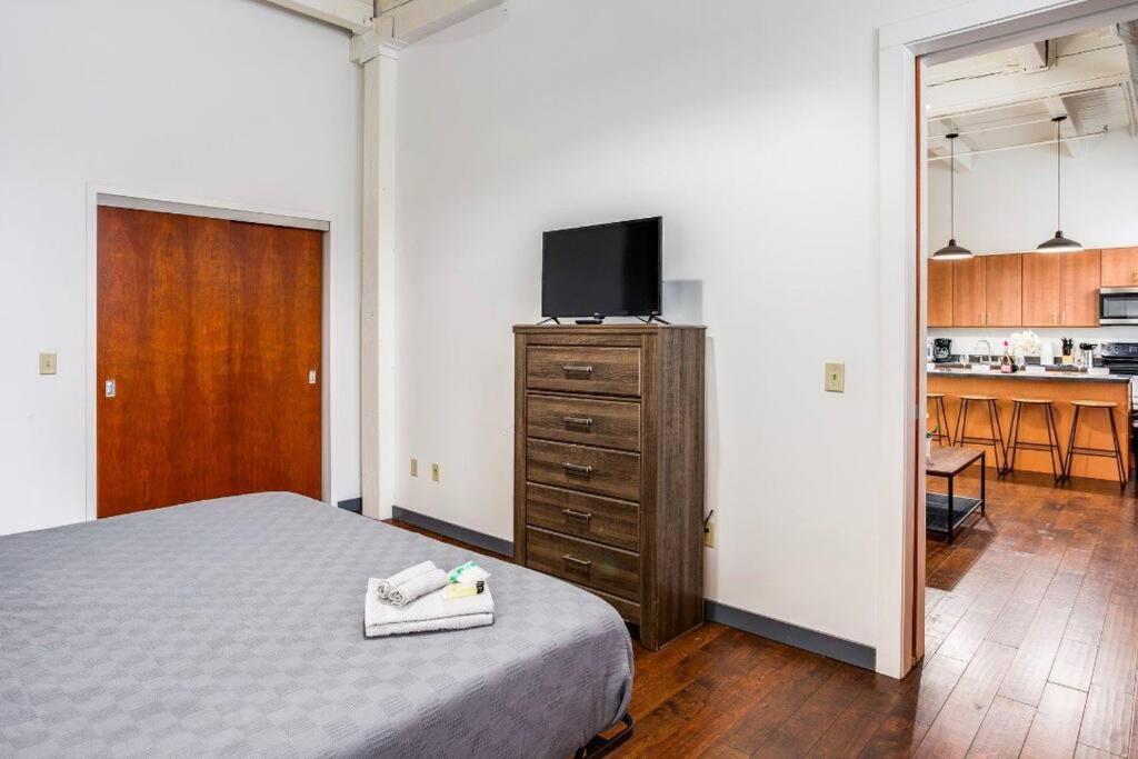 شقة Centric Ny Style Loft W/King Bed روتشستر المظهر الخارجي الصورة